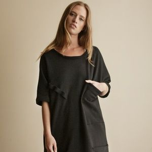 Long black t shirt with pockets